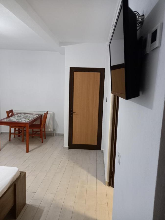 Cazare Centrum Curtea de Argeş Esterno foto